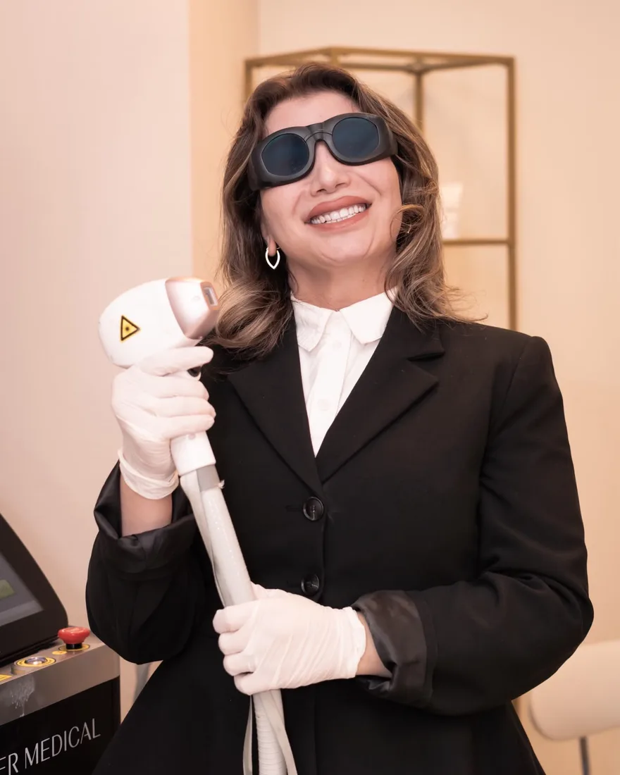 Zeena met de laser in haar salon