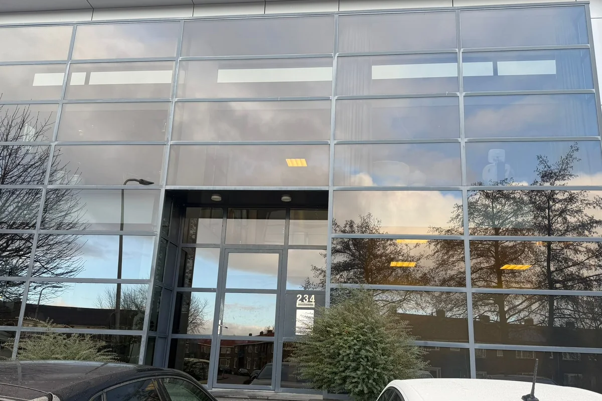 De ingang van Zina Beauty aan de Bermweg 234 in Capelle aan den IJssel